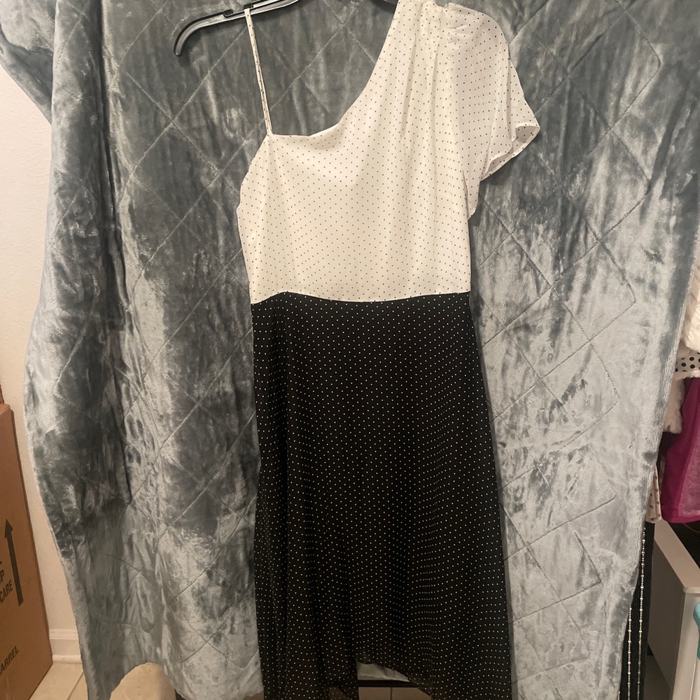 Chiffon black & white one shoulder beautiful femine dress.